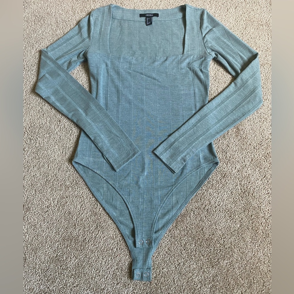Forever 21 long sleeve bodysuit. Worn only a few times. Super cute. Size small
